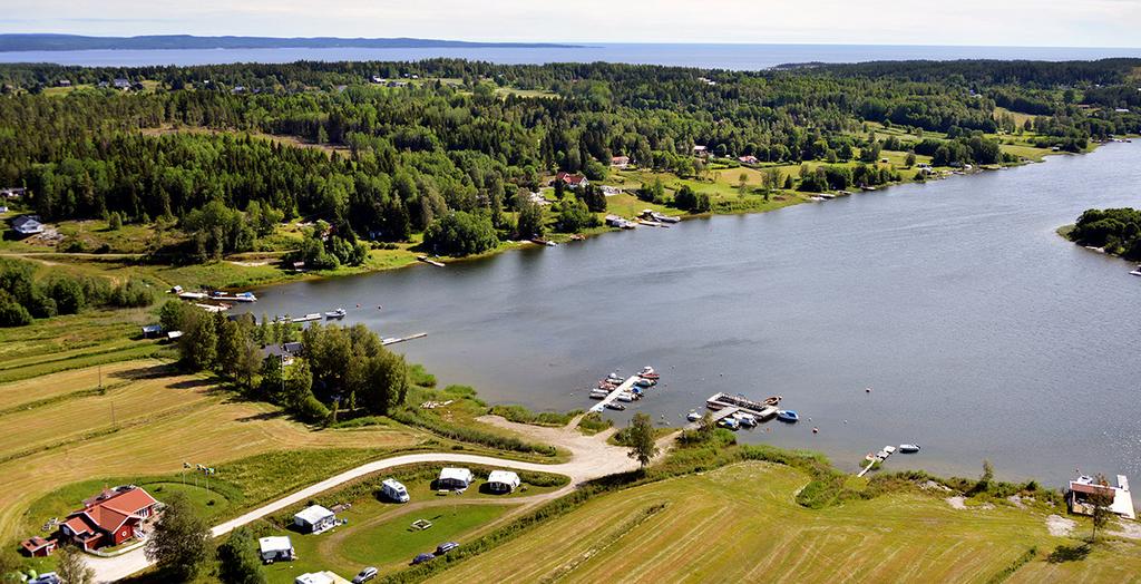 Området på ömse sidor om bron över till Åstön är lämpligt att utveckla för besöksnäringen, till exempel genom fler kajplatser.