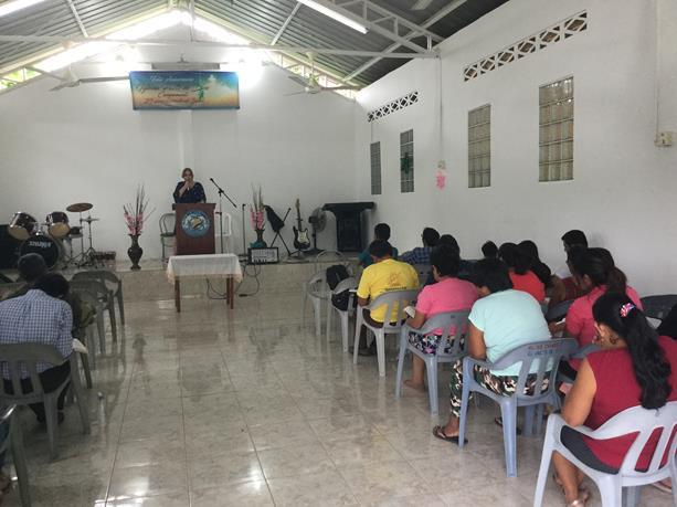 riktat till de församlade föräldrarna i den kyrka som är kopplad till skolan Telmo Marquina i södra Guayaquil.