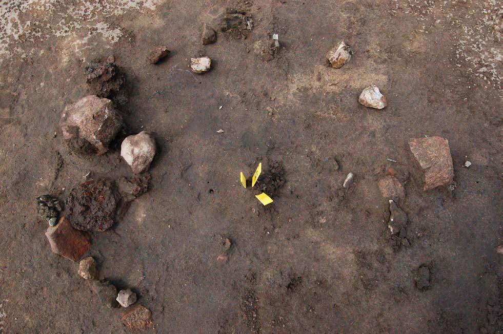 Fig. 19. Graven A54105 under framrensning. Foto: UV Syd. Sten, slagg A53385 Fig. 20.