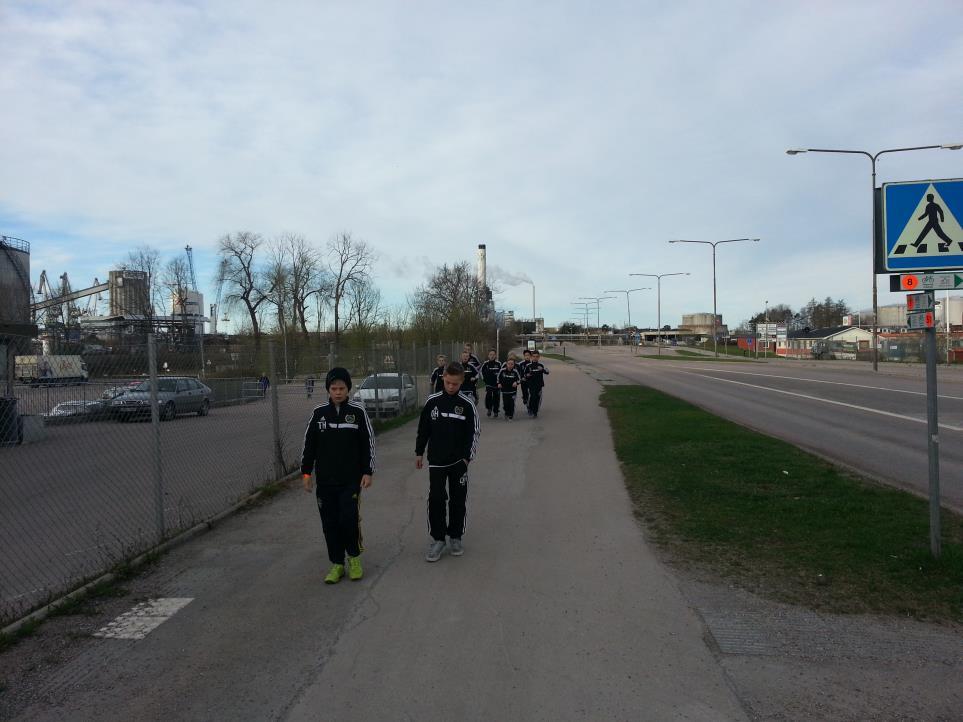 Dagen till ära fick alla spelare (och ledare) choklad som vi hade fått från Hugo Bs föräldrar. Tack för den goda sponsringen. Efter att P04_P03 också duschat så var vi alla påväg till middagen.
