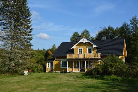 På fastigheten finns ett bostadshus byggt omkring 1870-talet samt en äldre vinkelbyggd ladugård och ett flertal ekonomibyggnader.