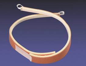 Kanylbandsbyte Kanylband bytes vid behov och efter dusch. Vid byte av kanylband bör man vara två personer, den ene fixerar och håller kvar kanylen i sitt läge medan den andre byter bandet.