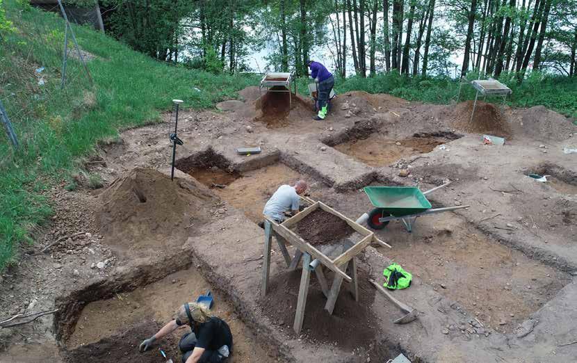 2 1 Arkeologin berättar om bygden 3 Vattenvägarna viktiga under jägarstenåldern På flera av de undersökta platserna längs E4 har vi hittat lämningar som dateras till jägarstenålder.