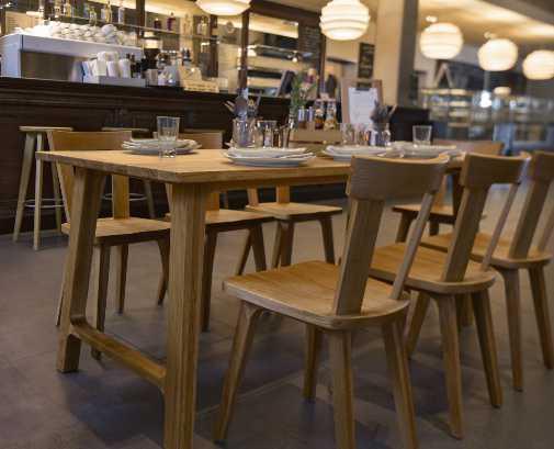 Bar & Matsal Möbler Hur du förlänger dina bord. Skruva fast förankringsdelarna under två bord som visas på bilden. 2. Vrid och placera borden som du vill ha dem. 3.