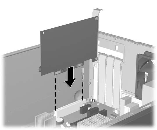 6. Håll expansionskortet över önskad tom kortplats på moderkortet och flytta sedan kortet mot chassits baksida så att nedersidan av kortplåten glider in i den lilla öppningen på chassits baksida.
