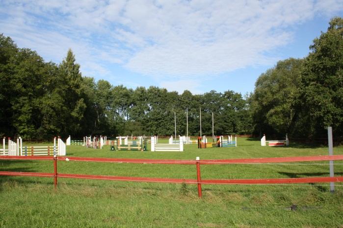 Många timmar lades ner av flitiga händer på att färdigställa banan som åter fick en sträckning på och runt övre Vallen, med start och mål i anslutning till hoppvallen.