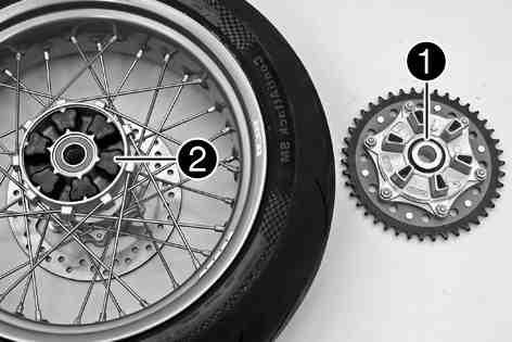 13 HJUL, DÄCK 102 Förarbete Lyft upp motorcykeln med lyftanordningen baktill. ( s 68) Demontera bakhjulet.x( s 99) Huvudarbete Kontrollera1lagret.» Om lagret är skadat eller slitet: Byt ut lagret.