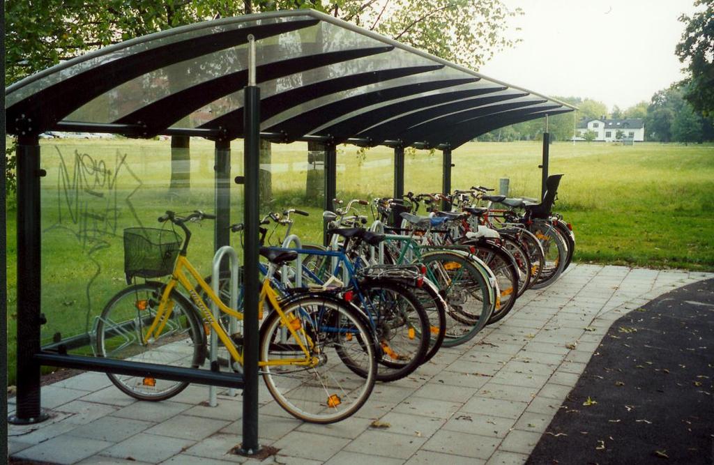 20 Studier visar att tillgången till cykelparkeringar har stor betydelse för valet av färdmedel. 9 Särskilt viktigt tycks möjligheten vara att kunna låsa fast cykeln på ett säkert sätt.