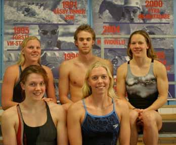 Utöver SM-medaljerna står biljetterna till årets sista internationella mästerskap kortbane-vm på spel. Här hos sin simfamilj landar hon mjukt. Jag började jobba direkt efter Pärs död.