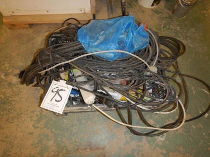 Låda med diverse kabel mm.