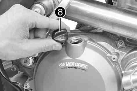 Skruv oljefilterlock M5 6 Nm Ställ motorcykeln upp.