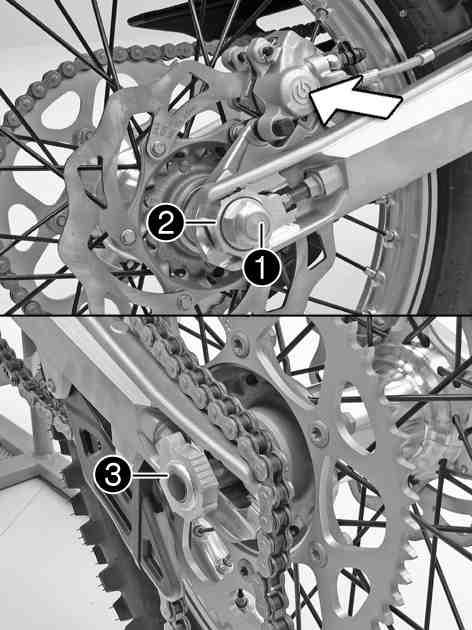 ( s 56) Dra åt frambromsen och komprimera gaffeln kraftigt flera gånger så att gaffelbenen kan justeras in. Dra åt skruvarna3. Skruv axelklämma M8 15 Nm Förarbete Palla upp motorcykeln på mc-lyften.