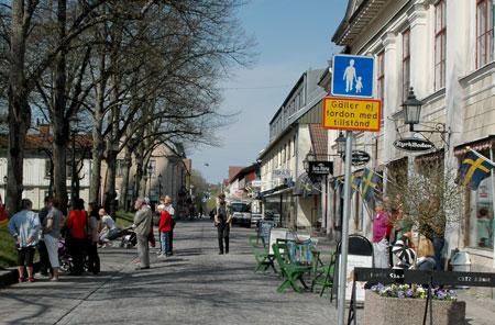 Huddinges offentliga utemiljöer utformas enligt riktlinjer som anges Handbok för tryggare stadsmiljöer [1]. Gångnätet ska vara lätt att orientera sig i.