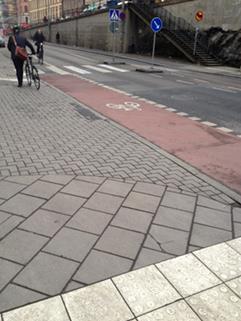 cyklister separeras. På övriga sträckor ska symboler placeras var 100 200:e meter, samt vid eventuella konfliktpunkter. Förvaltningen håller med om att cykelbanorna ska ha genomgående asfaltsyta.