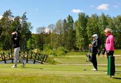 Men så fort man är på greenen får alla fyra putta. Om nån puttar nära så slå i den så får övrig fortsätta försöka putta i för att förbättra resultatet.