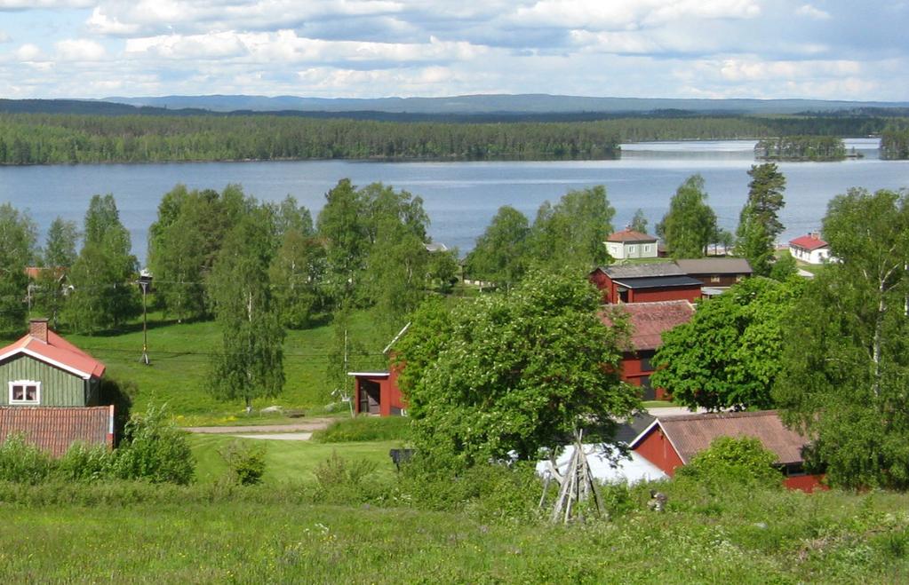 finns ett äldreboende. För de flesta i Söromsjöbygden är det närmare att åka till Venjan eller till Vansbro än att åka till Mora. Mora har dock ett större utbud av service och arbetsplatser.