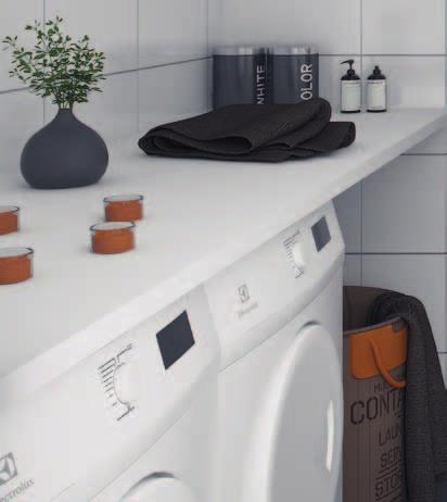 . Egen tvättutrustning I badrummen finns tvättmaskin och torktumlare under praktisk arbetsbänk i vitt.