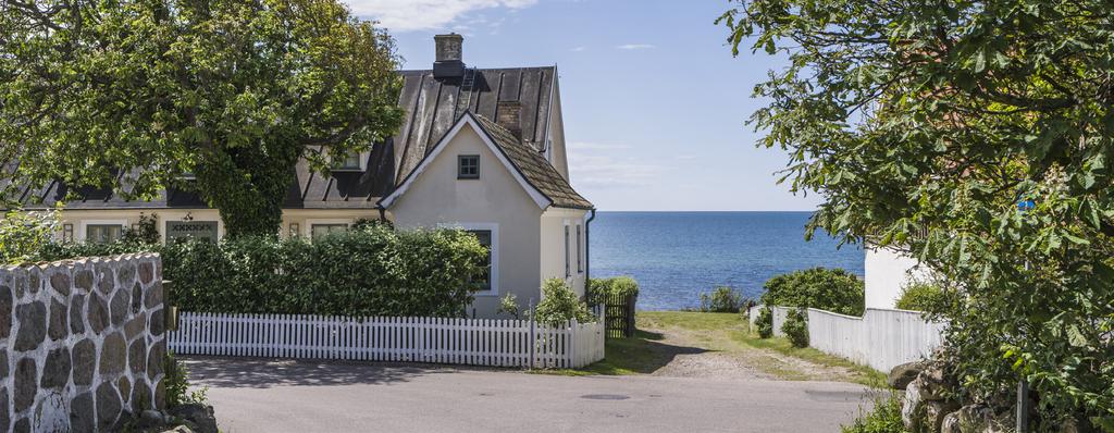 Allmän väg En väg som har förklarats allmän eller som har byggts såsom allmän enligt väglagen. Allmännyttigt bostadsföretag Begreppet används i vardagligt tal för kommunalt helägda bostadsföretag.