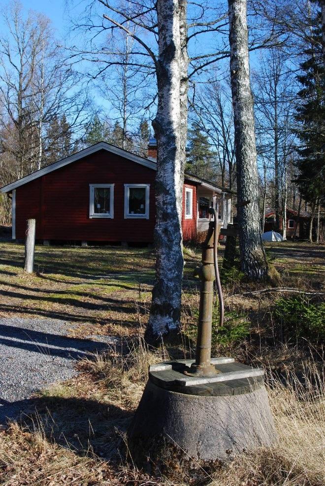 Bebyggelsen är till stor del från 1960-talet men även