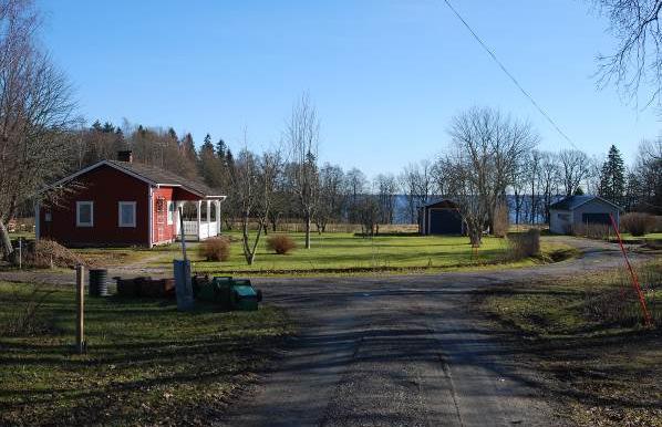 Husen är placerade en bit in ifrån stranden och utgörs framförallt av