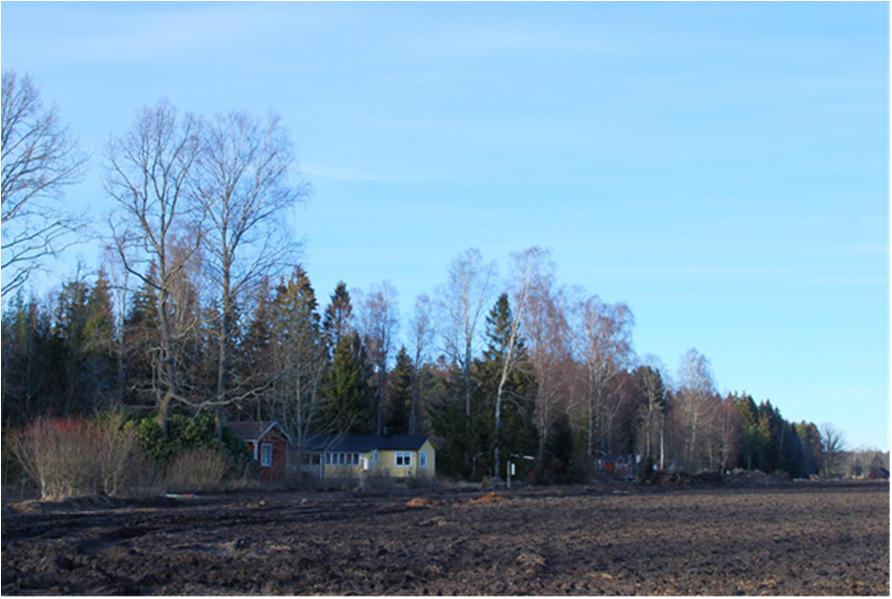 Smala grusvägar och husens placering på rad längs åkerkanterna vilket bildar ett rutnätsmönster är andra viktiga