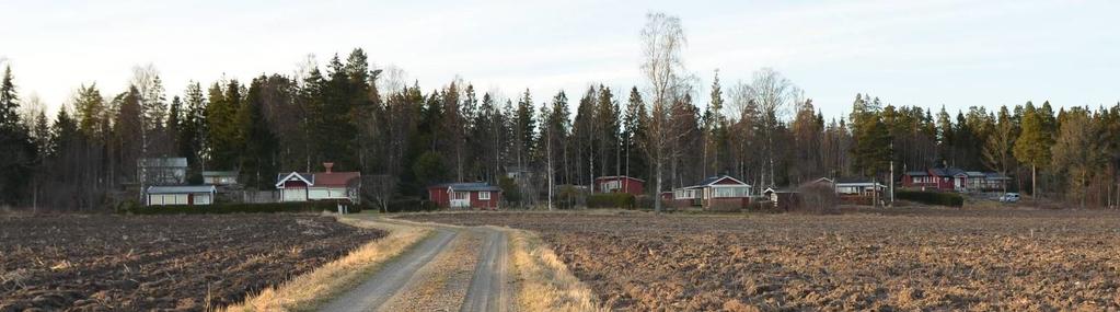 Beskrivning: Västra Sörbo är ett mindre, avskilt område med små röda stugor placerade i en klunga lite längre ifrån