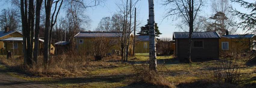 placerade i en oregelbunden klunga på naturtomter, byggnader med god anpassning efter