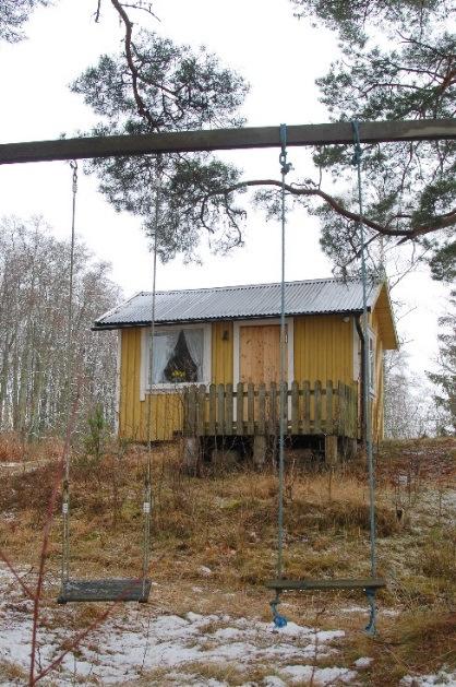 klädda med locklistpanel. Boningshusen är täckta med flacka sadeltak medan bodarna har pulpettak.