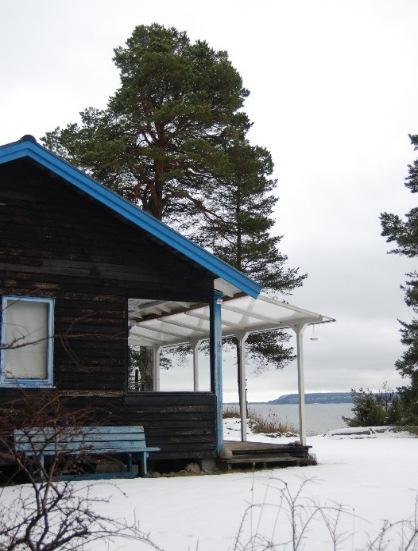 Terräng- och naturanpassad bebyggelse där husen ligger mer eller mindre gömda långt in på stora naturtomter.