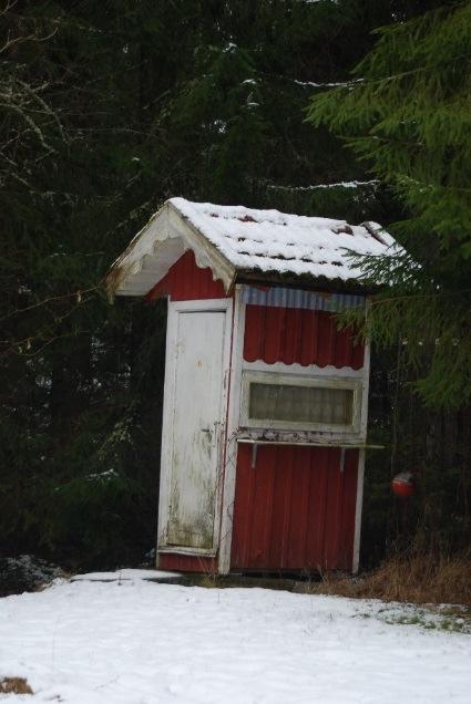 Många av husen är tillkomna före strandskyddet och har bevarad småskalig karaktär. Dass som påminner om det enkla livet utan avlopp.