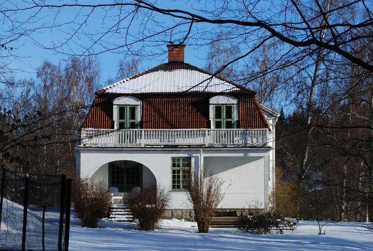 Delområde 3 Beskrivning: Ett område i en skogsslänt emot Vänern med flera generationer av sommarhus blandat med några nyare villor.