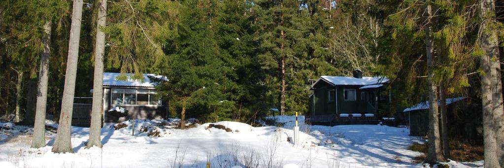 Dels de äldre sommarvillorna längs sjökanten byggda i två våningar med glasveranda.