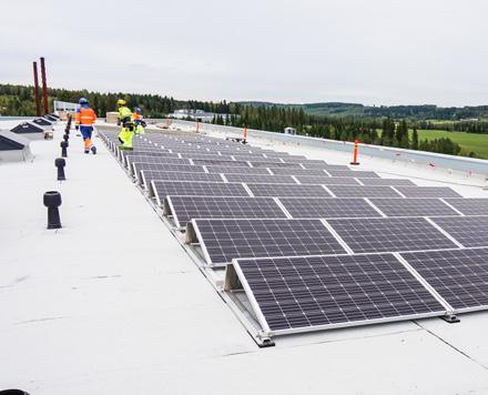 Under förhållanden med optimalt solljus kommer panelerna att ge cirka 200 kwp för fabrikens elektricitetsbehov.
