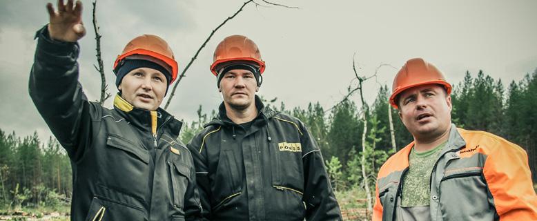 RAPPORT / KOMI Nikolai Terentjef, Oleg Babin och skogsmaskinförare Denis Matjeev Sysolan på en avverkningsplats. Denis Matvejev kör en PONSSE Buffalo och har 12 års erfarenhet av skogsmaskiner.