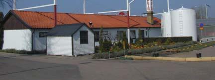 I ett före detta bostadshus inom växtvaruhusets område, markerat med café på plankartan, medges enklare servering av kaffe m m, som komplement till huvudändamålet.
