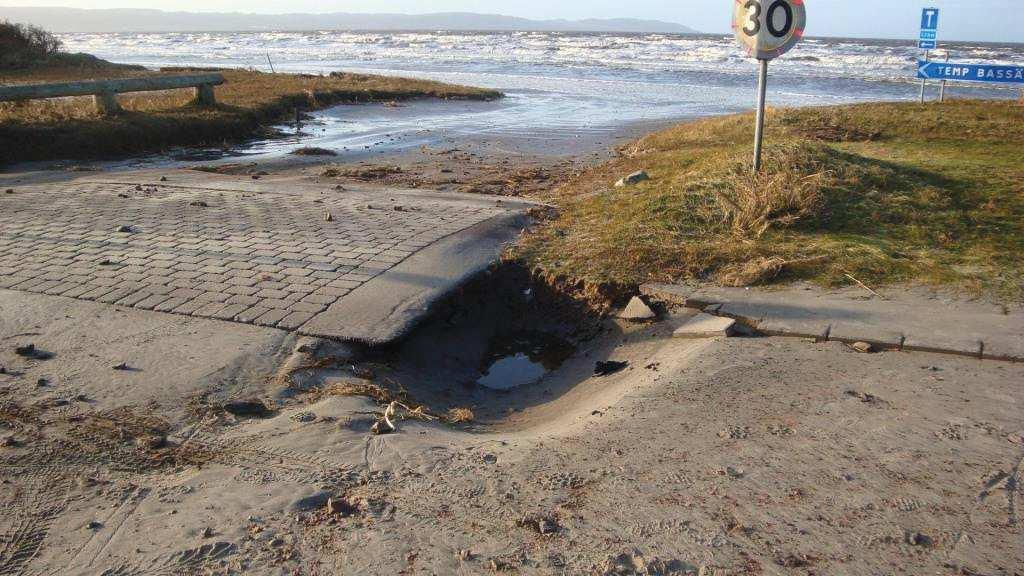 Diken som mynnar på stranden med betongfundament verkar skapa extra turbulens i vattnet och skapa