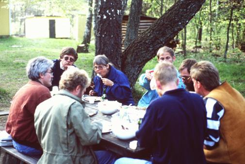 Så damma av era gamla fotoalbum, diabilder och negativ och hör av er