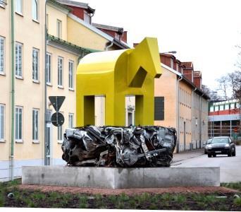I början av december 2015 avtäcktes Kalmars nya landmärke, en Trojansk rondellhäst av konstnären Jörgen Platzer.