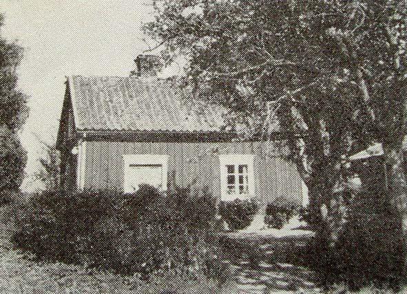 Jord 6.300. Förvärvad 1933. Trä, omkr. 1800, 2 rum, 1 kök, 1 hall. El. Ekonomibyggn., trä, 1924. 3 nötkr. Småbruk. Verner o. Josefina Carlsson. Barn: Gunborg, Leif (fosterson).