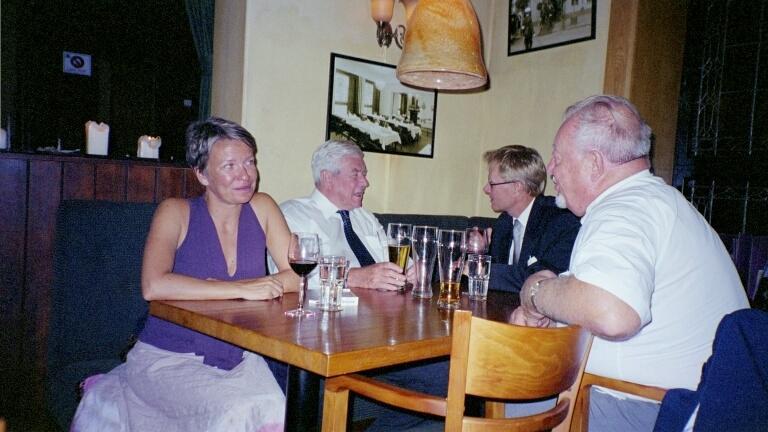 Klubbens bar hade öppnats i god tid och de invigda i ämnet flyttade raskt sin kos dit för att inta barens elixir. De sista gästerna lämnade Svenska Klubben kring midnatt.