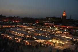 com/en/ Promenad för middag (ingår) på Gycklarnas torg Djemaa el Fna, en av de platser som fascinerar mig mest.