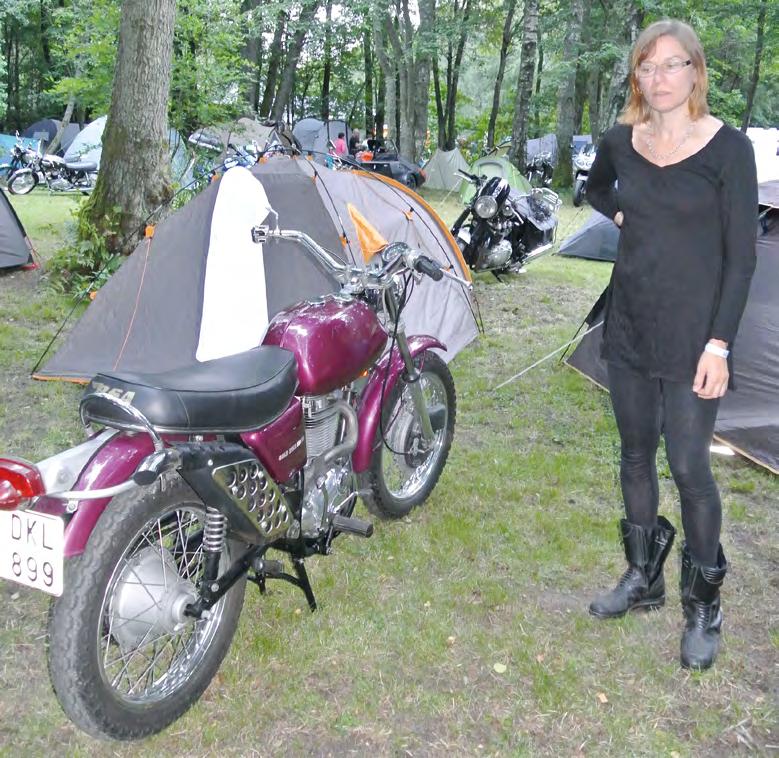 Christina Lindqvist med sin BSA B50 SS