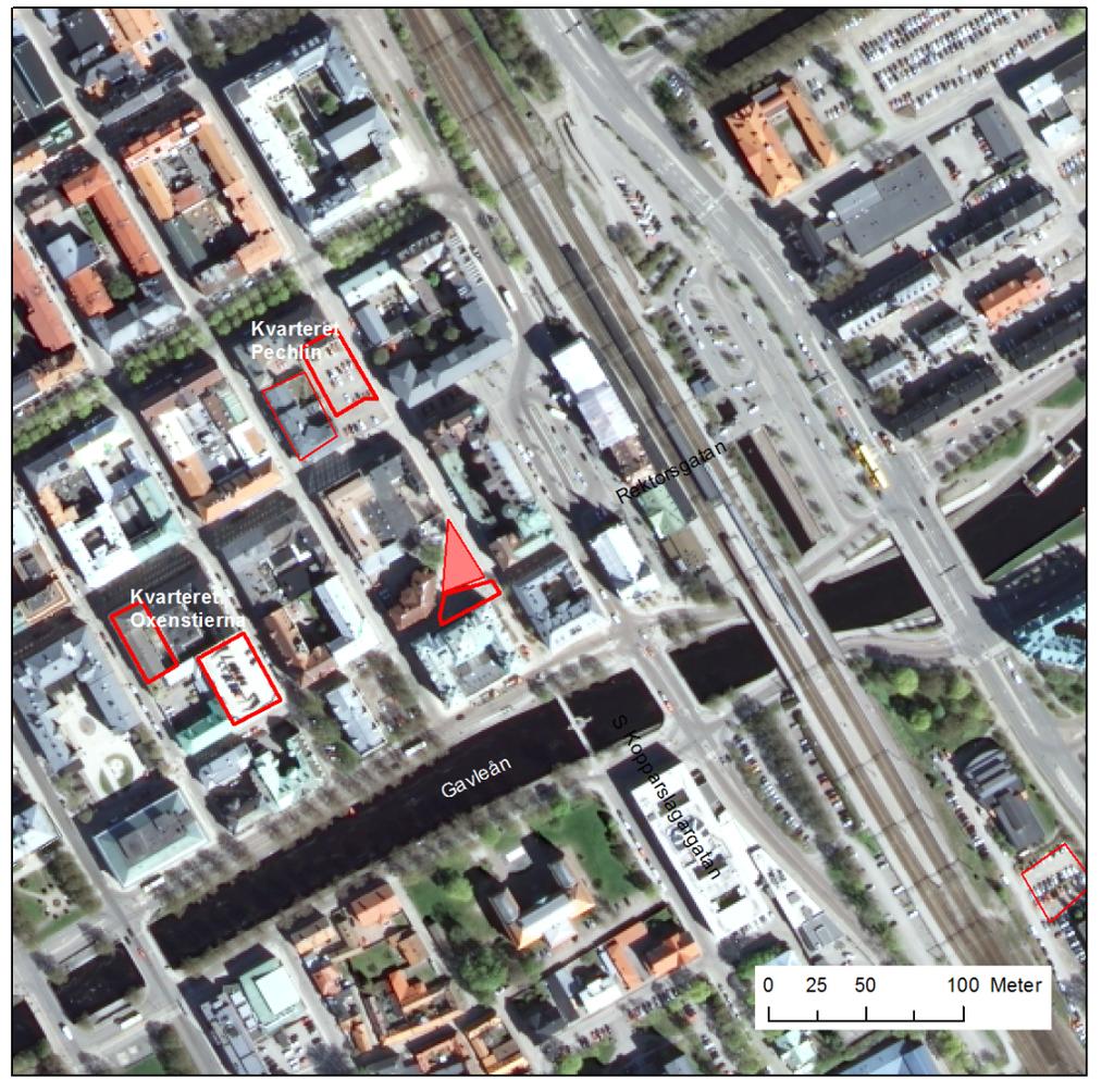 Bild 3. Flygfoto över centrala Gävle med omnämnda kvarter inlagda. Röda linjer markerar ytor som undersökts arkeologiskt. Den fyllda röda triangeln markerar det aktuella undersökningsområdet.