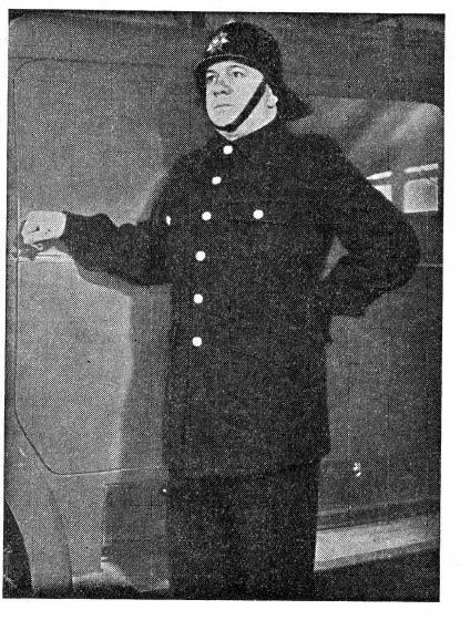 Bragerocken bild från annons 1956 Rocken var impregnerad (kommiss) helylle med inlägg av gummitaft över axlarna för att skydda mot väta.