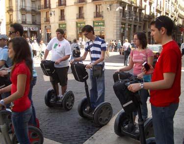 TURISMO Veturilo elstara Ĉiam pli populariĝas la transporto de turistoj per starveturilo.