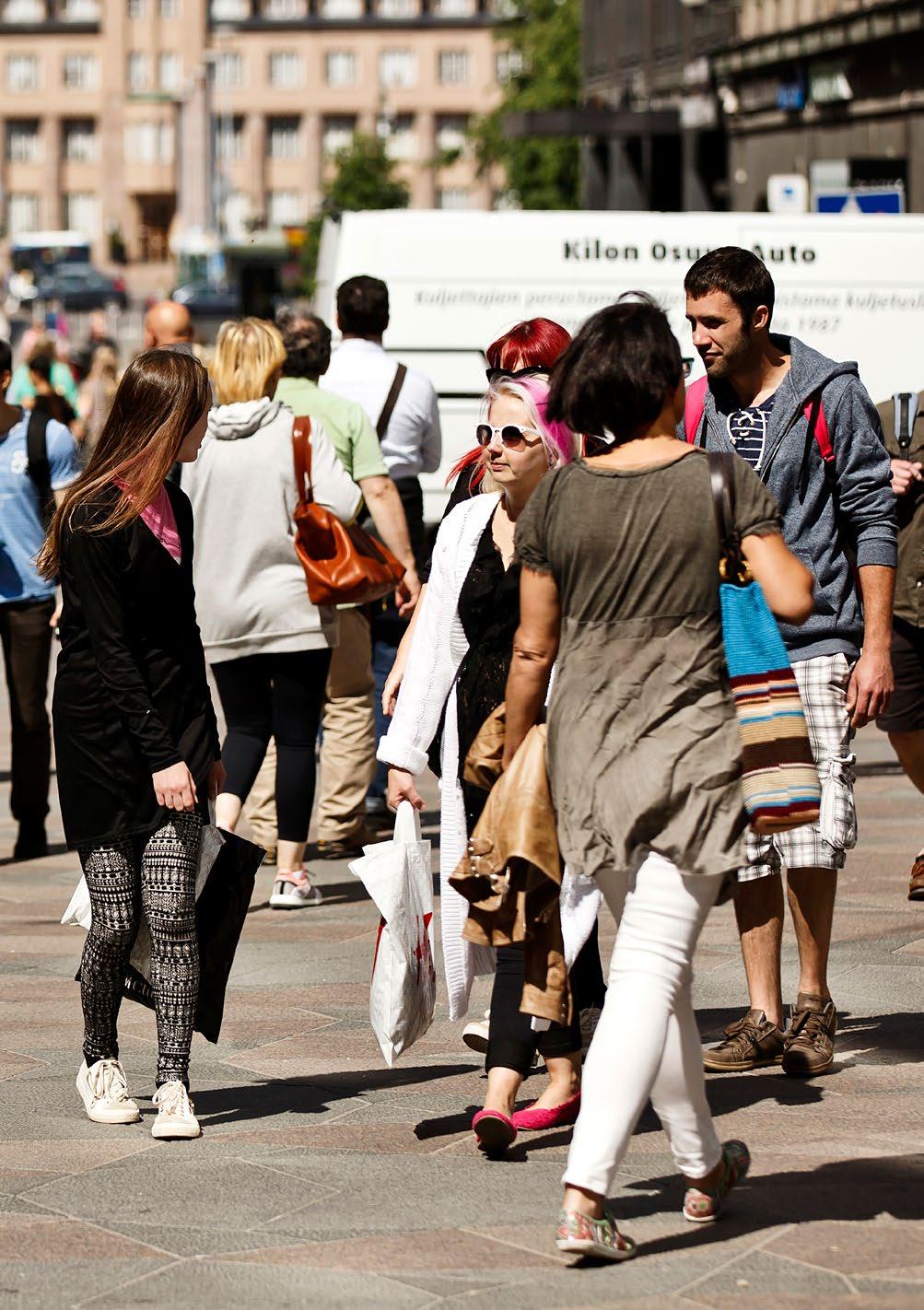 Folkvimmel på Centrumgatan som ändrats till gågata. Innerstaden planläggs på nytt Innerstadens detaljplaner uppdateras så att de motsvarar nuläget och dagens behov.