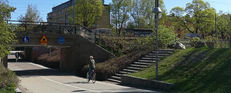 Inga slänter med krossmaterial får förekomma. Släntkrön/fot är avrundad där det är möjligt. Räcken vid bron anpassas till det befintliga längs Vaxholmsvägen.