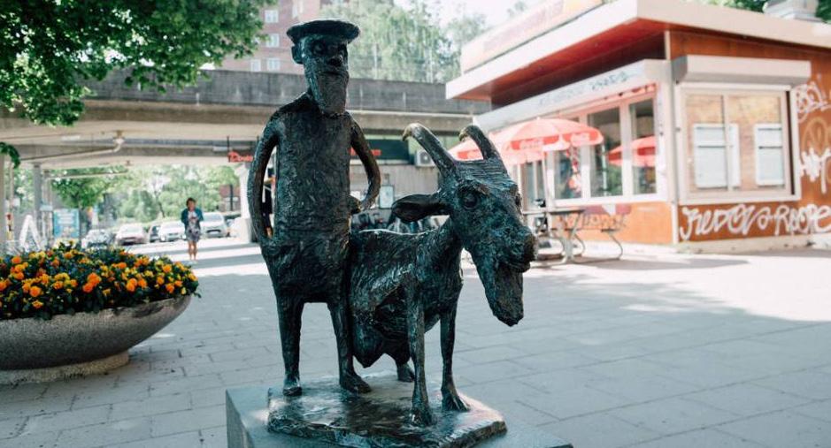 Skulpturparken i Västertorp 4 september kl. 18:00 Innan höstmörkret faller och rusket intar vardagen så passar vi på att besöka Stockholms största skulpturutställning.