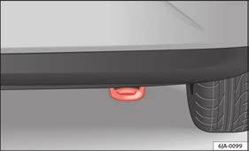 Viktig basinformation Fälgstorlek Inpressningsdjup Däckstorlek 5J x 14 a) 35 mm 175/70 Bogsering av bilen i nödfall Bogsering 6J x 15 b) 38 mm 185/60 6J x 15 b) 38 mm 195/55 a) Använd endast