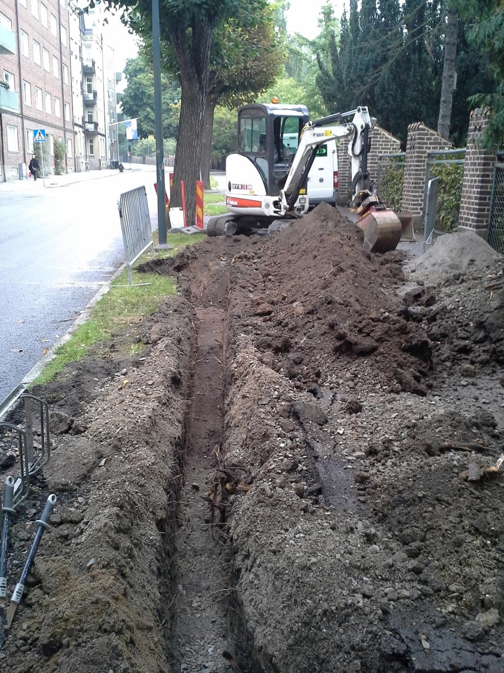 Schakt 2 grävdes i trottoaren utanför murarna till Botaniska trädgården och ca 14,00 m norrut längs Östra Vallgatan. Schaktet var ca 0,70 m brett och grävdes till ett djup av ca 0,60 m.